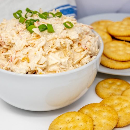 Cajun-crab-dip-in-bowl-with-Ritz-crackers